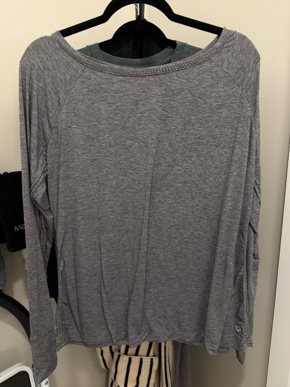 GapFit Breathe Performance XL HeatherGray Moisture Wicking Thumbhole